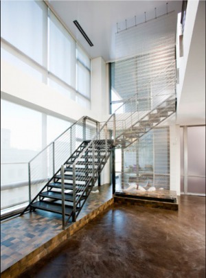 Лестницы из нержавеющей стали и стекла создают впечатление открытого пространства