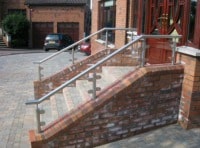 Проект уличного ограждение входа в кафе с металлическими перилами и стойками лестницы фото.1