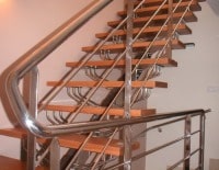 Лестница из нержавеющей стали и дубовыми ступенями фото.1